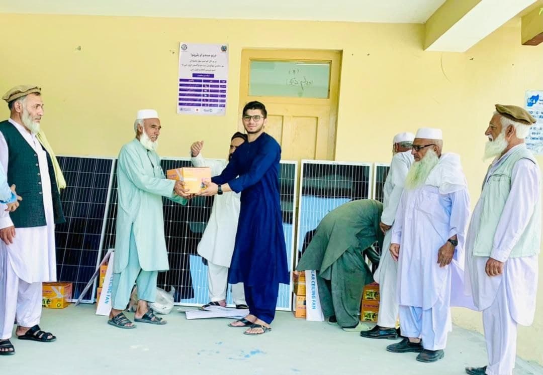 کونړی ځوان چې ښوونځي ته یې سولرونه واخیستل