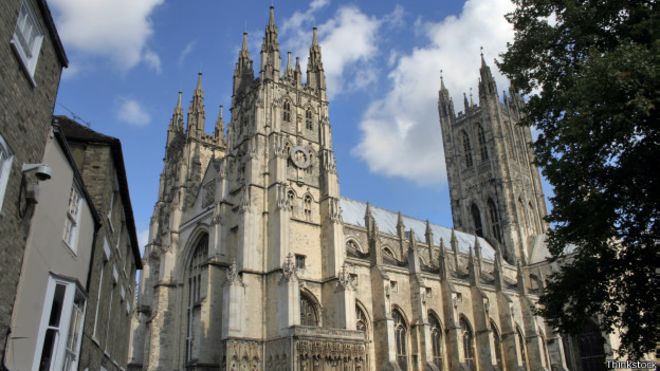 اسقف‌های کلیسای انگلستان در یک نامه‌ی خصوصی به دیوید کامرون، نخست وزیر بریتانیا از وی خواسته‌اند تا انگلستان پناه‌جویان بیشتری را بپذیرد.