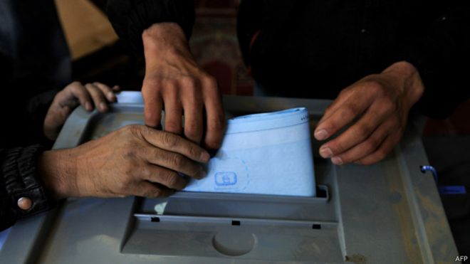 150331120351_afghan_man_casts_his_vote_at_a_polling_station_during_elections_in_kabul__640x360_afp