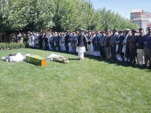 مادر احمد سالنگی، پس از کشته شدن پسرش در حمله انتحاری دیروز در مقابل وزارت دفاع سکته کرد و جان داد