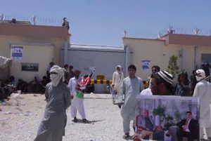اعتراضات شمال؛ معترضان دروازه‌ی کمیسیون انتخابات در بلخ را بستند