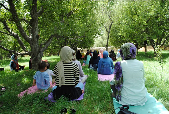 بانوان در حال انجام تمرینات یوگا