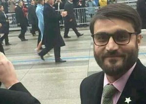 آب روان روی میز مشاور جوان