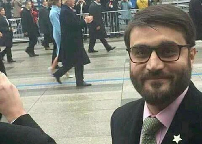 آب روان روی میز مشاور جوان
