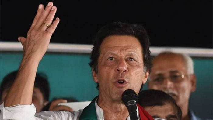 عمران خان: به افغان‌هایی که در پاکستان تولد شده‌اند پاسپورت می‌دهیم