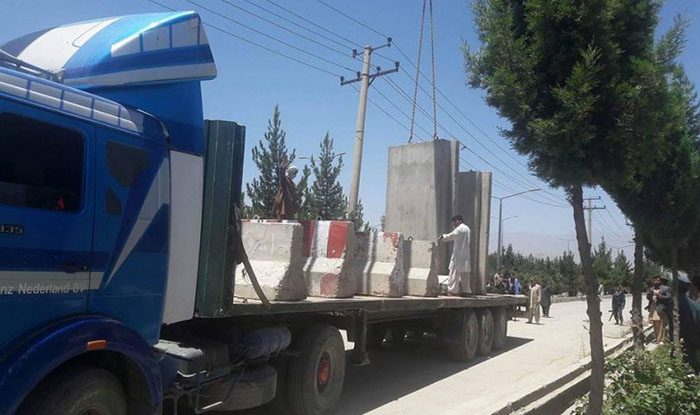 روند برداشتن موانع از جادههای کابل