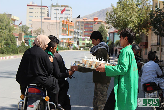 توزیع نوشیدنی به عابران از سوی یک سقاخانه در غرب کابل