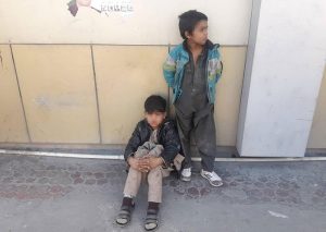 نبرد کودکان خیابانی با سرمای زندگی