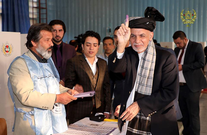 اشرف غنی، رییسجمهور افغانستان با انداختن رأیاش در صندوق رسماً روند رأیدهی را آغاز کرد