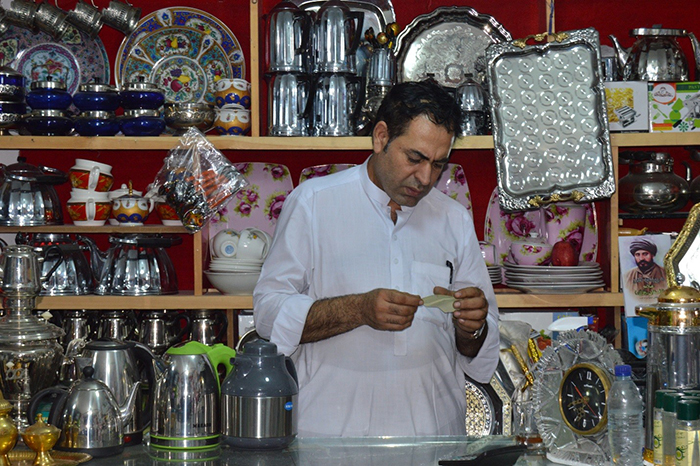 ذبیحالله ۲۵ سال است که در این بازارچه دکاندار است