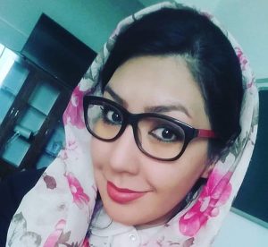 من دیگر مهاجر نخواهم شد به هزار و یک دلیل فائزه حمزهیی/ روزنامه‌نگار و فعال حقوق پناهندگان حرف از بازگشت که می‌زدم معمولا با واکنش‌های تهاجمی همراه بود. مثلا «کابل امنیت ندارد و تهران دارد و جدای از خطر انفجارها و انتحارها تو یک دختر بزرگ‌شده در ایران چطور خواهی توانست در شهری زیر بار نگاه‌های سنگین مردان و زنان دوام بیاوری؟» اما من عادت داشتم و دارم به «نه» گفتن به هر آن‌چه با عقل، منطق و احساسم سر ناسازگاری می‌زد، به تابوشکنی‌ها، سنت‌شکنی‌ها و به تاب نیاوردن در برابر چیزی که فکر می‌کنم درست نبوده و بیراهه است. اصلا کسی فکر نمی‌کرد که چرا من بار‌بار که کابل می‌آمدم در سرک‌‌هایش راه می‌رفتم و می‌گریستم؟ و چرا کسی درک نمی‌کرد که کابل از نظر من یعنی مرکز همه‌ی زیبایی‌ها و امیدها و اتفاقات عجیب و غریب در سایه‌ی مرگ و هر جای دنیا هم که بروی وصل می‌شوی به همین‌جا، به همین نقطه، به کابل. بار اول نبود که می‌آمدم اما اولین باری بود که وقتی طیاره در میدان هوایی کابل فرود آمد عمیقا شاد بودم از این که برنخواهم گشت. این حس شاید بیشتر برای کسانی ملموس باشد که غربت چشیده و جلای وطن کرده‌اند که روز و شب را در ممالکی غیر گذرانده‌اند که هیچ‌گاه سهمی در رأی‌دادن به دموکراسی نداشته‌اند؛ هیچ‌گاه تصمیم‌گیرنده نبوده ‌و اول و آخرش این یک واقعیت تلخ مهاجرت است که «خاک و خون» برادری و برابری‌ها را تعیین می‌کند. یک صبح جمعه بود که دیگر من مهاجر نبودم، سرک‌‌ها خلوت و کمی سرد اما آفتاب ماه آخر تابستان نور می‌پاشید و همراهش دل‌گرمی به چهره‌های غمزده این شهر. تاکسی‌ران به محل اقامتم در شهرنو می‌رفت. احمد ظاهر می‌خواند. من در ذهنم لحظاتی را ثبت می‌کردم و گاهی گم می‌شدم در فکرهای پریشان و آشفته ‌که چرا جنگ‌های لعنتی و تصمیمات اشتباه بزرگترها لذت متعلق بودن در این خاک را از من گرفت و من حالا در آستانه‌ی سی سالگی باید تازه از نو شروع کنم. روایت مهاجرت‌ها به همان تلخی است که قهار عاصی این گونه سروده بود: «کبوترهای سبز جنگلی در دوردست از من/ سرود سبز می‌خواهند/ من آهنگ سفر دارم/ من و غربت/ من و دوری/ خداحافظ گل سوری...» حالا اما ماه‌ها و روزها از آن جمعه‌یی که من دیگر مهاجر نبودم می‌گذرد و من ‌در همه‌ی این ماه‌ها و روزها حس غرور وطن‌دوستی را در خاک خودم نفس کشدیده‌ام. عکس می‌گیرم، می‌نویسم و با مردم یک دل سیر گپ می‌زنم و کیف می‌کنم و هر بار مطمیین‌تر می‌شوم که «دری» زیباترین لهجه‌ی دنیا است. بارها برای وطن‌داران مهاجر و دوستان ایرانیم از زیبایی‌های ساده‌ی کابل نوشته‌ام و انگار آن‌ها هم ازین راه دور خو گرفته‌اند به این‌که گاهی در پل سرخ ساعتی در کافه‌های زنده‌ی این شهر زندگی را در فنجانی از چای و قهوه سر بکشند و بعد در کنار گودی‌پران های حوالی سخی خوشی‌های‌شان تا همان ارتفاع و شاید بالاتر قد بکشند و بعد ثبت کنند در کمره‌های‌شان نگاه کاکای بادرنگ‌فروش که خیالش می‌رود به حسرت‌های جوانی‌اش در میان کالاهای دخترکان جوان و مستانه‌ی مارکیت‌های کوته ‌سنگی و بعد هر گوشه‌ی کابل که در این فصل سر می‌چرخانند انار قندهار تعارف‌شان می‌کنند. این‌جا کابل است و گوشم بی‌غم از این‌که قرار نیست بار مهاجر بودن را آنگونه به دوش بکشم که برادرانم را به اجبار به جنگ نیابتی بفرستند، برای بی‌کاری جوانان کشور میزبان، گریبان من را با عنوان متهم سخت بگیرند. این‌جا خیالم راحت است که اگر در درس خواندم و در صنف نشستم قرار نیست استاد تاریخ من را به نام «افاغنه» از صنف اخراج کند. این‌جا دلم جمع است که خونم را اگر اهدا کردم می‌پذیرند و عضوی از بدنم را روزی اهدا خواهم کرد تا ‌لطیفه‌ی دیگری در کودکی با زندگی وداع نکند؛ صرف به این دلیل که مهاجر بود و شامل قانون پیوند اعضای ایران نمی‌شد و فردای آن روز را هیچ مهاجری فراموش نخواهد کرد که وزیر مرتبط به رسانه‌ها گفت عضو ایرانی‌ شأن و منزلت دارد و نمی‌شود به هر کسی اهدا کرد و ما در مهاجرت چقدر درد کشیدیم. اما باید کتیبه‌ی مهاجرت را یک روز بست و بازگشت به سرزمینی که پر از تناقض‌های زیبا است؛ سنت در برابر آزادی، امید در سایه‌ی مرگ، تلاش در سایه‌ی بی‌کاری. این‌جا کابل است و از نظر من زیباترین تناقضش این است که در زیر پوست سنت‌ها و برخی تعصبات کور، مردانی مبارزتر از زنان را دوشادوش همراهی می‌کنند تا کرامت واقعی زن معنا پیدا کند و زن در همین جامعه پرواز کند و اوج بگیرد از موفقیت. این روشن‌ترین نقطه‌ی افغانستان امروز است و من به جد درک کرده‌ام وقتی مستأصل بودم که چه کنم و باید از کجا شروع کنم حالا که آمده‌ام بی‌تعارف و با عبور از همه‌ی توصیف‌ها و روایت‌نویسی‌ها، کاش می‌شد همه‌ی مردم را دعوت کرد به بازگشت و جنگ تمام می‌شد و با هم بودن را تجلیل می‌کردیم و هر کسی سهمی می‌گرفت برای طلوع پرنورترافغانستان و بعد یک روز می‌شد که صدای خنده‌های‌مان به آسمان می‌رسید، بهتر از امروز و بیشتر از امروز. من در همین چند ماه و چند روز که دیگر مهاجر نیستم تازه متولد شده‌ام و قرار است روزهای دل‌چسبی را در این‌جا زندگی کنم. من دیگر مهاجر نخواهم شد، به هزار و یک دلیل که «کابل» مهم‌ترین دلیل آن است.