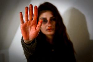 چرا زنان در برابر خشونت سکوت می‌کنند؟