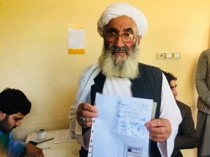«ما ثبت‌نام می‌کنیم»؛ حمایت پیرمرد 72 ساله‌ی هراتی و فعالان اجتماعی از روند انتخابات ریاست‌جمهوری
