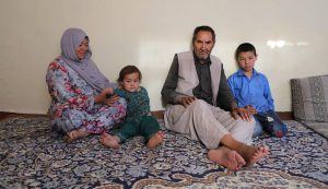 پیرمردی که تا چشم کار می‌کند، بیچاره است