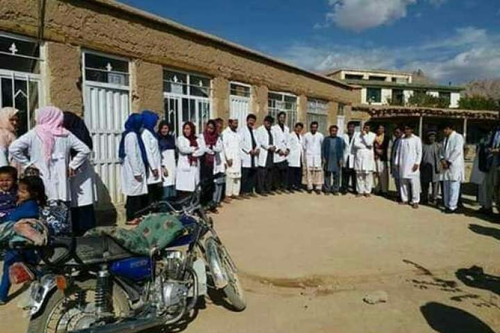 اعتصاب کاری کارمندان صحی در دایکندی؛ «قرضداریم، آبرو نمانده، معاش بدهید»