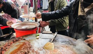 رونق بازار غذای ناسالم کنار جاده‌ای در کابل