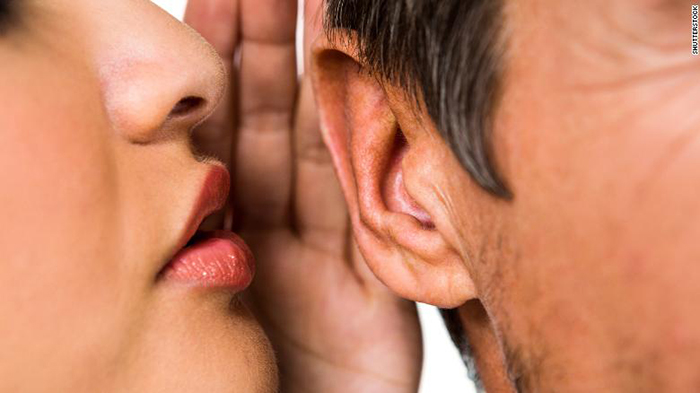 چرا دوست داریم پشت سر دیگران حرف بزنیم؟