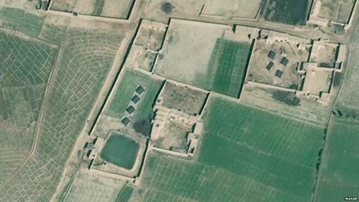 تصویر ماهواریای بزرگنماییشده پنلهای خورشیدی را در مزرعهای در دره هلمند نشان میدهد (منبع: MAXAR)