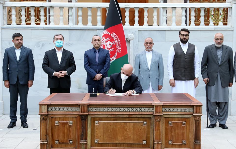 اشرف غنی فرمان رهایی 400 زندانی «خطرناک» طالبان را امضا کرد