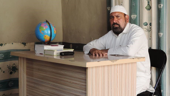 حبیبالرحمان قبلا خلبان ارتش افغانستان بود. اکنون او به دختران روستای خود در اتاق نشیمن خانهی خود آموزش میدهد.