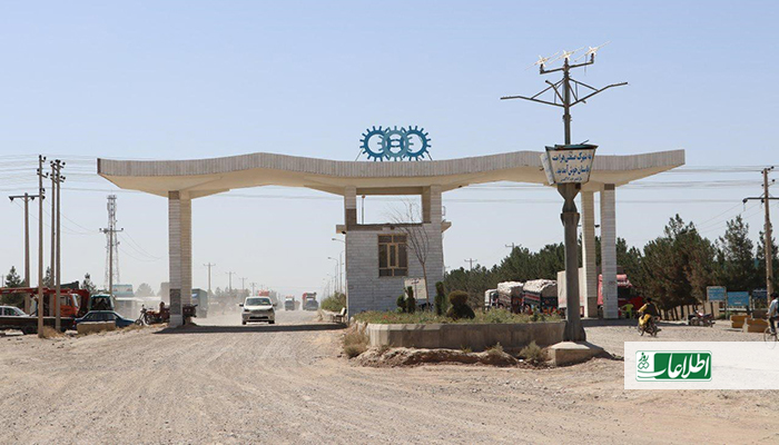 درحدود 330 کارخانه تولیدی در شهرک صنعتی هرات فعالیت دارد، اما صنعت‌گران می‌گویند که ایران مواد خام کلیدی را به دالر به فروش می‌رساند