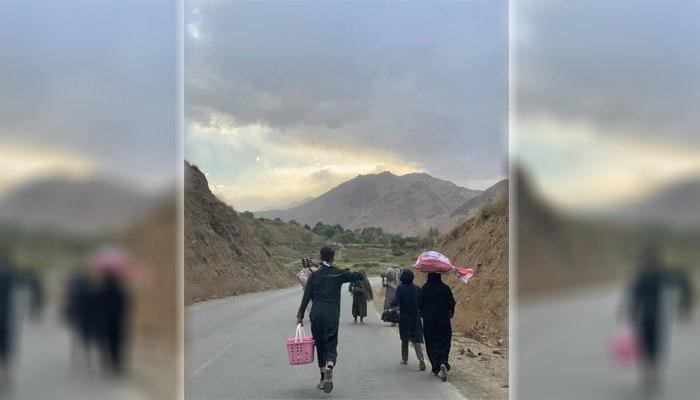 در حملهی پارسال طالبان بر بخشهای هزارهنشین ولسوالی جلریز، صدها خانواده بیجا شدند – عکس از شبکههای اجتماعی