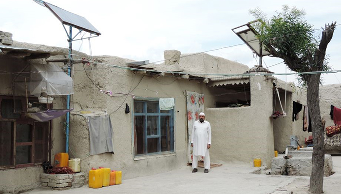حبیبالرحمان در پیش خانهی خود در روستایی در خوست (عکس از عمران فیروز)