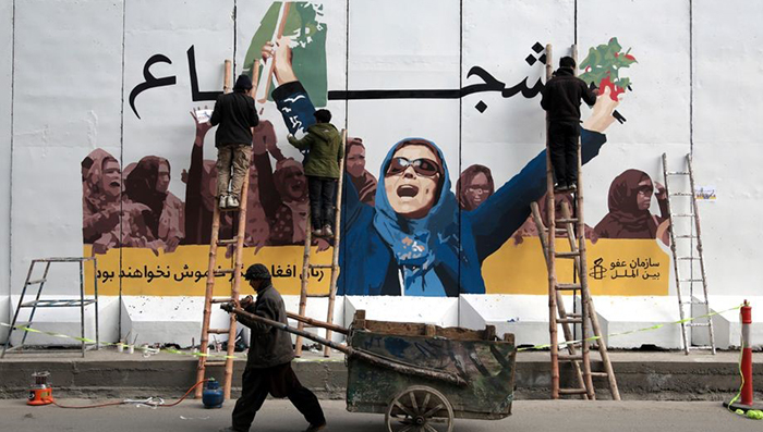 نقاشی روی دیوار حفاظتی وزارت امور زنان افغانستان برای تجلیل از روز جهانی زن (عکس از آسوشیتدپرس)