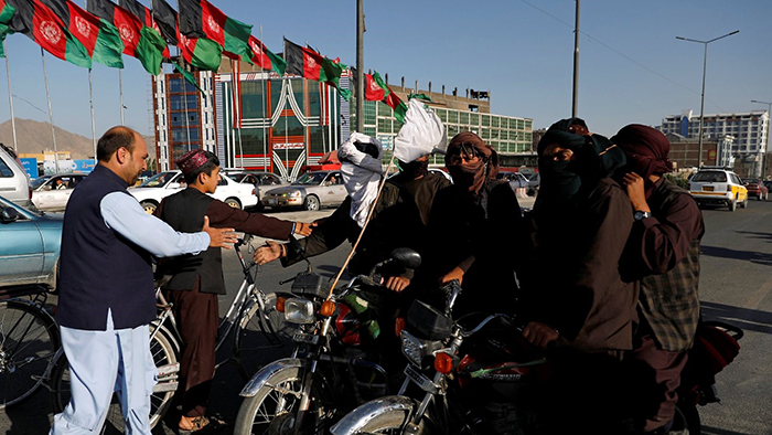 حکومت افغانستان و گروه طالبان تاکنون چندین بار در روزهای عید آتشبس کردهاند اما این آتشبس معمولا چند روزه بوده است. عکس از: REUTERS / MOHAMMAD ISMAIL