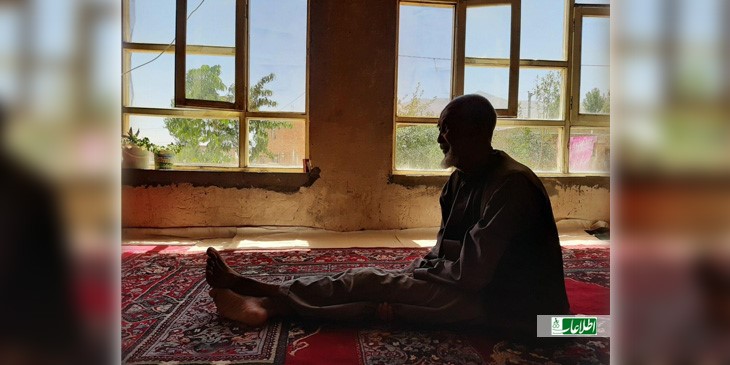 خادمحسین در حالی که از هردو پا میلنگد و توانایی کار کردن ندارد، برای یافتن لقمهنای تقلا میکند.
