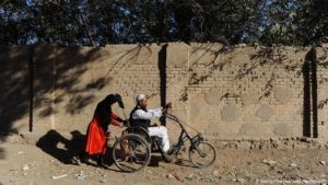 انتقاد از قطع حقوق معلولان غیرجنگی؛ «قانون تبعیض‌آمیز است»