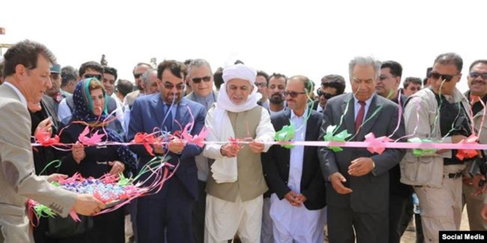 کار ساخت بند کمال‌خان در 18 کیلومتری شمال ولسوالی چهاربرجک و در 95 کیلومتری جنوب شهر زرنج، مرکز ولایت نیمروز از ماه اسد سال 1396 آغاز شده است - عکس: شبکه‌‎های اجتماعی