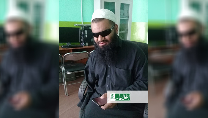 داریوش در پی یک رویداد انفجاری بینایی و یک دست خود را از دست داده است.