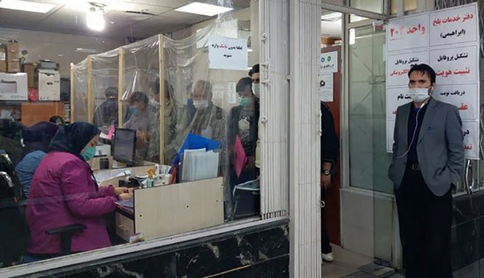مهاجران افغان در تهران که برای ثبت‌نام تذکره¬های الکترونیکی به یکی از کافی‌نت‌های نزدیک سفارت مراجعه کرده‌¬اند. عکس: ارسالی به اطلاعات روز