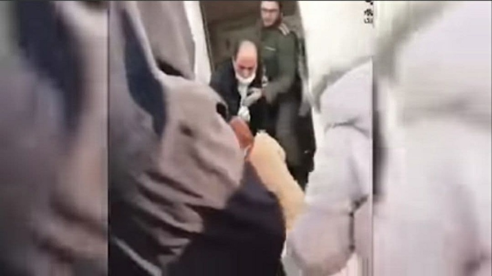 بدرفتاری پولیس انتظامی ایران با یک زن مهاجر افغان