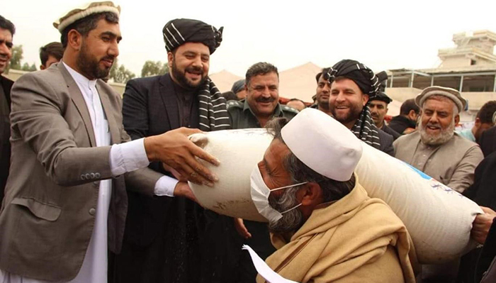 برنامهی دسترخوان ملی از ولسوالی چپرهار ولایت ننگرهار آغاز شد – عکس از صفحهی فیسبوک والی ننگرهار