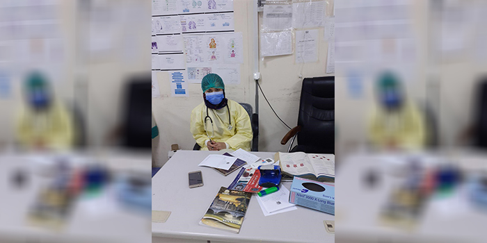 «من باید به سوگندی که پس از فراغت از دانشگاه طبی یاد کرده بودم، عمل می‌کردم. بحران آغاز شده بود و مردم به پزشکان و پرستاران نیاز داشتند.» جمیله حسن، پرستار در شفاخانه‌ی افغان-جاپان. عکس ارسالی به اطلاعات روز