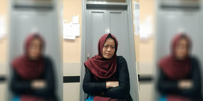 سکینه رحیمی، سرپرستار بخش جراحی اعصاب در شفاخانه محمدعلی جناح می‌گوید باری یک همراه بیمار، با خشم و مسلح سعی می‌کرد به او و یک همکارش آسیب بزنند. عکس ارسالی به اطلاعات روز