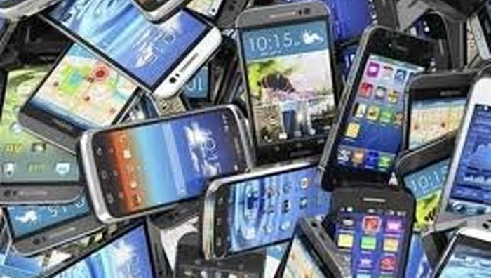 این روزها بازار فروش تلفن‌های دسته دوم در کابل داغ است – عکس: از شبکه‌های اجتماعی