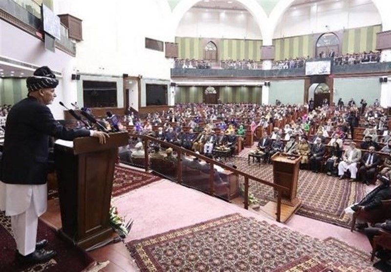 حقارت قانون و نهادها