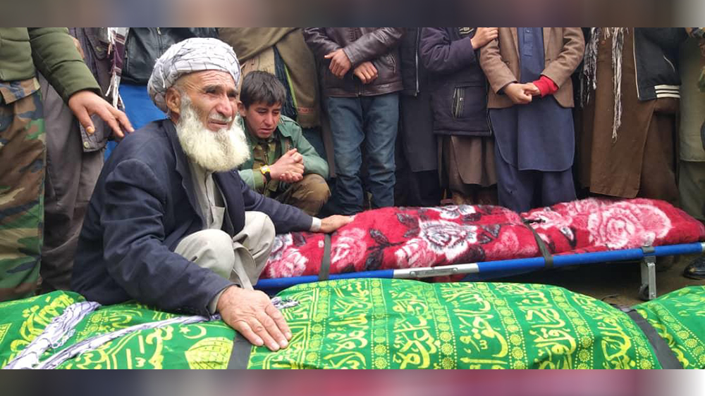 پدر بسم‌الله عادل ایماق بر جنازه‌ی فرزندانش
