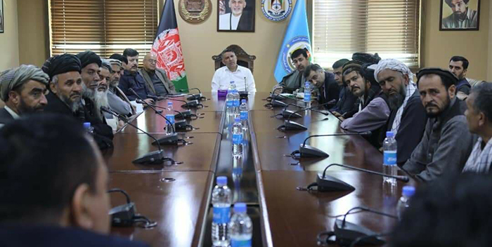 دیدار موترداران و مالکان شرکتهای ترانسپورتی با مسعود اندرابی، وزیر داخله در پیوند به رفع معضل اخاذی در شاهراهها – عکس از صفحهی فیسبوک وزارت داخله