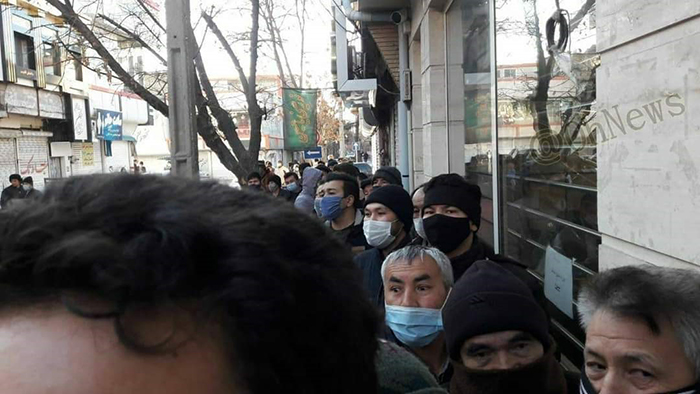 تجمع مهاجران افغان در پشت دروازه های بانک/عکس از شبکه‌های اجتماعی