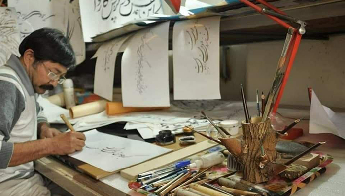 جاویدان هنرمندی که آثارش به‌جای آویخته‌شدن بر دیوار نمایشگاه‌ها سر از کیسه‌های نان‌خشکی درمی‌آورد