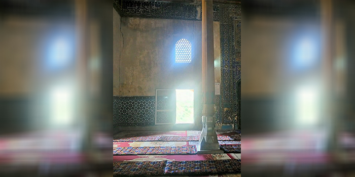 نور آفتاب از طریق پنجره وارد زیارت‌گاه می‌شود (منبع عکس: Dmitry Kostyushkin)