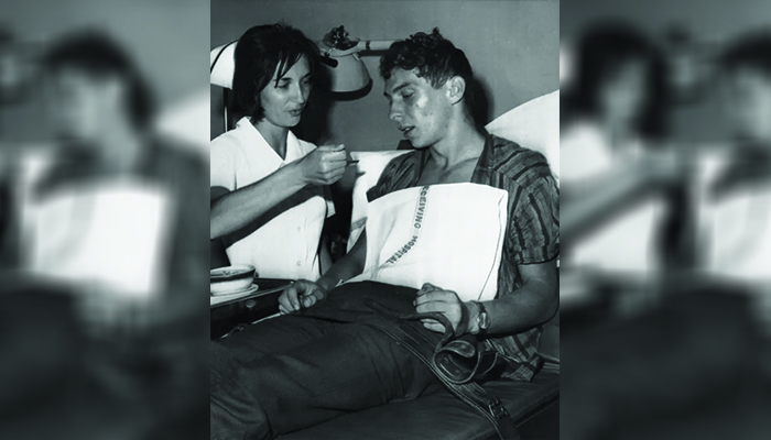پرستار بتی بیورنسون در 17 ماه می 1965، در حال غذا دادن به برایان رابسون، مهاجری از استرالیا به انگلیس در شفاخانهای در لس آنجلس کالیفرنیا است. این مرد تلاش داشت نزد خانواده خود در کاردیف، جنوب ولز برگردد. عکس از آسوشیتدپرس
