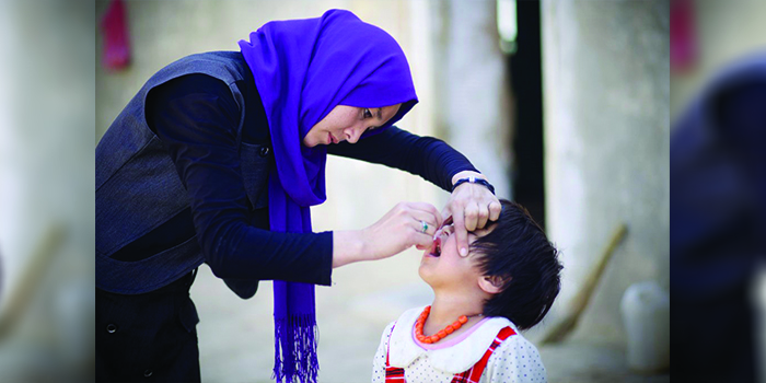 براساس آمار وزارت صحت، در سال 1399، تحت تأثیر شیوع کووید19، بیش از 300هزار کودک افغان از دریافت واکسین پولیو محروم شدند اما برخی گزارش‌ها حاکی از آن است که در این سال 3.4 میلیون کودک افغان از تزریق این واکسین محروم شد. عکس از شبکه‌های اجتماعی