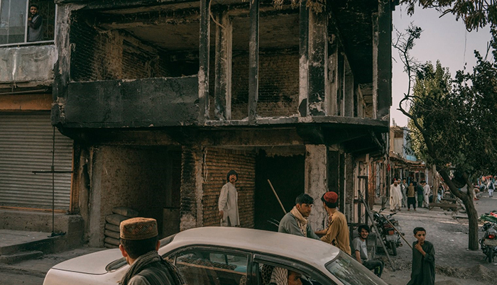 طالبان در ماه اسد 1397 مرکز شهر غزنی را تصرف کردند. در این جنگ میلیون‌ها افغانی به تاجران و بازاریان غزنی خساره وارد شد. منبع عکس: Emanuele Satolli/ Time