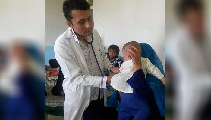 داکتر حفیظ‌الله رویین یک تن از نماینده‌های بازار انگوری – عکس: از شبکه‌های اجتماعی