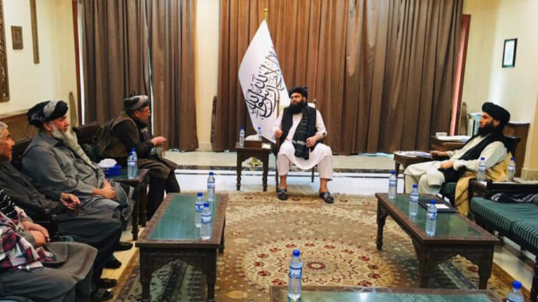 سه نفر به «نمایندگی» از قوم هزاره پشتی‌بانی‌شان را از طالبان اعلام کردند